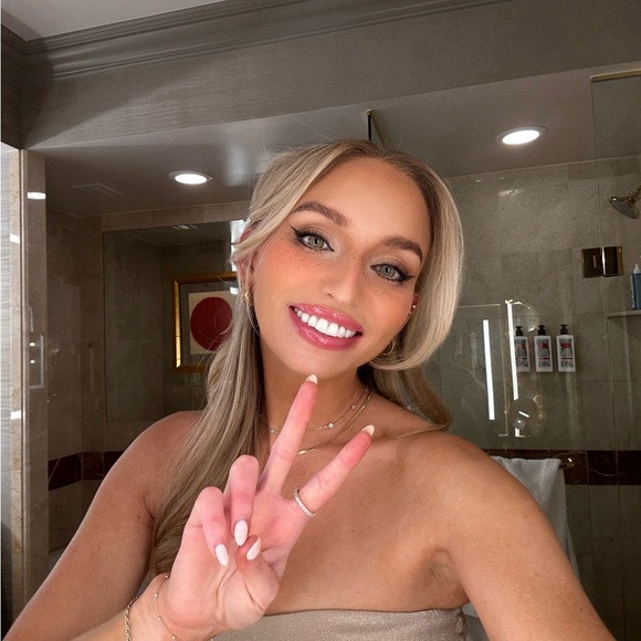 Meet your Posher, Ashley - Picture 2 of 4